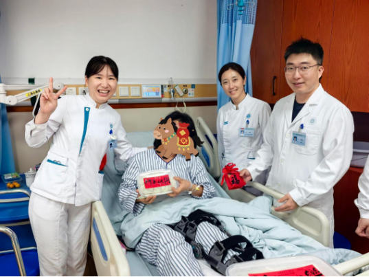 医护人员坚守病房