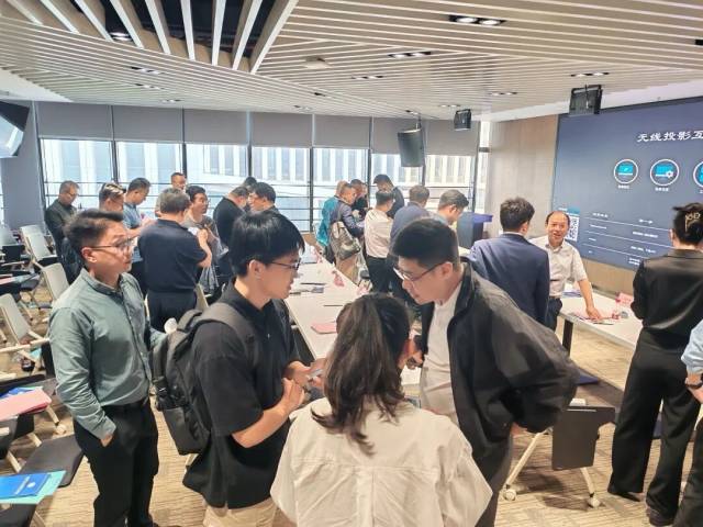 对接会现场图片