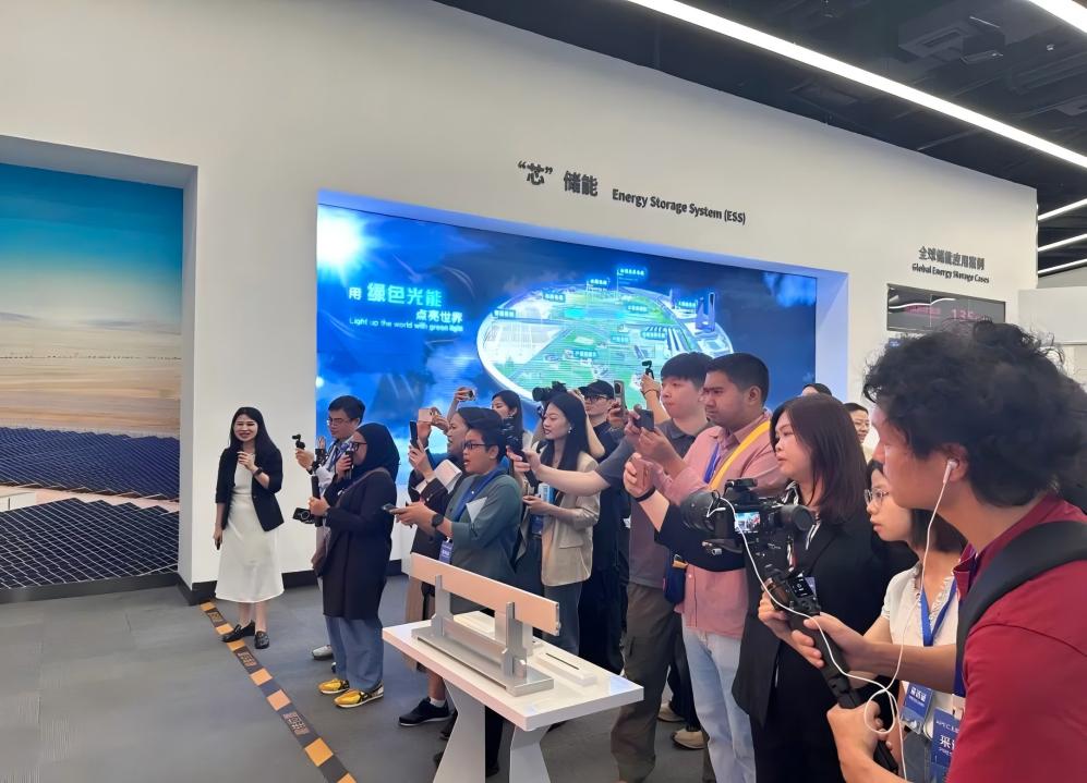 多国记者齐聚深圳坪山：试驾“会跳舞的超跑”、打卡百年围屋戏剧谷