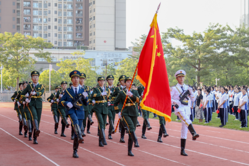 擎旗铸魂,青春“圳”扬——深圳市坪山高级中学国旗队行走的思政课 图3.png