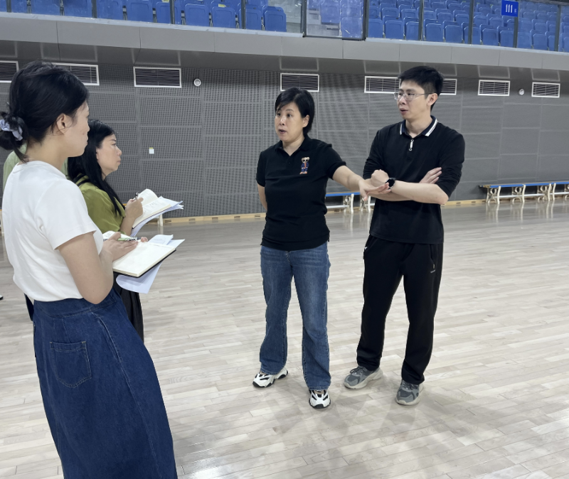 图为审计组现场查看区体育中心场馆运营情况 图为审计组现场查看区体育中心场馆运营情况.jpg