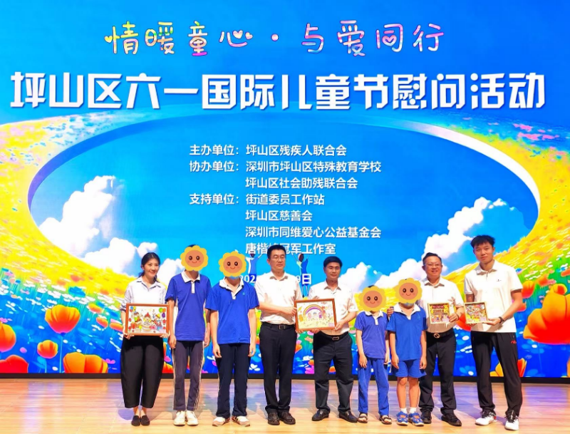 学生代表赠送手工作品.jpg