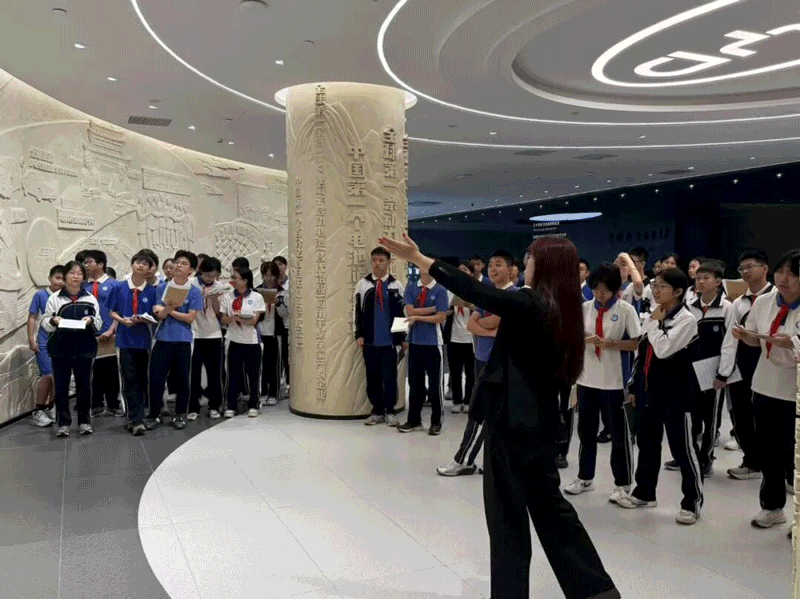 走进博物馆 了解比亚迪创业的历程001 2.gif