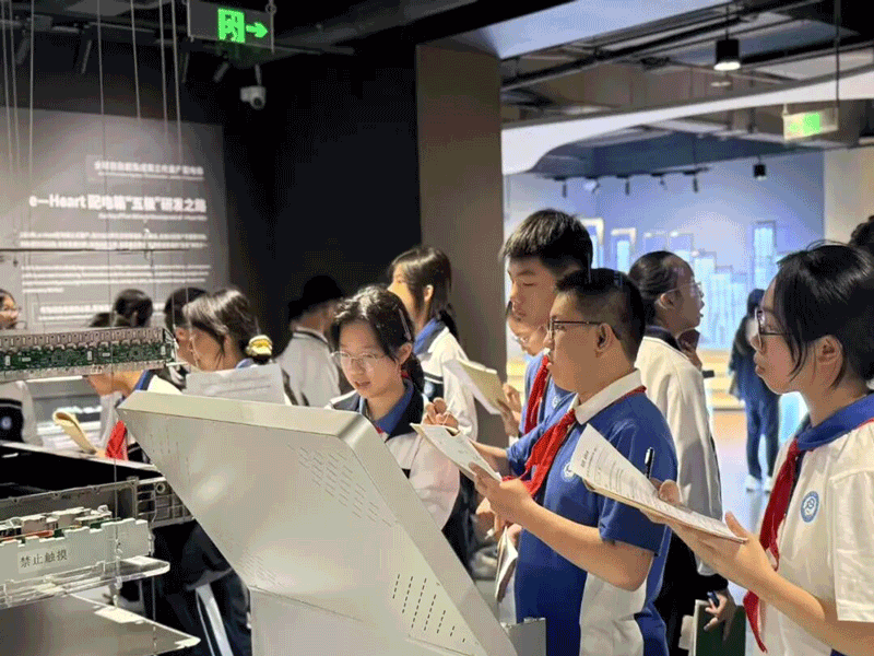 手捧学习单 让研学收获看得见、记得牢 7.gif