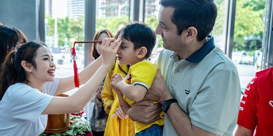 International families join Dragon Boat Festival celebrations