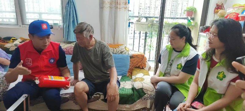 消防员向残疾人家属讲解如何使用消防器材 消防员向残疾人家属讲解如何使用消防器材.jpg