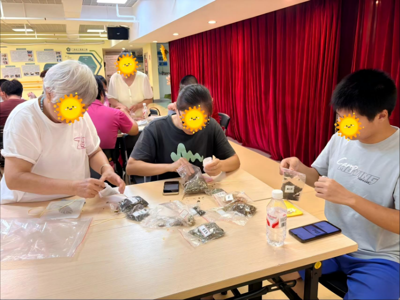制作香囊 残疾人在制作香囊.jpg