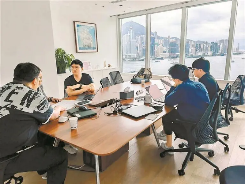 团队在尖沙咀对接业务 1.团队在尖沙咀对接业务。深技大供图.png