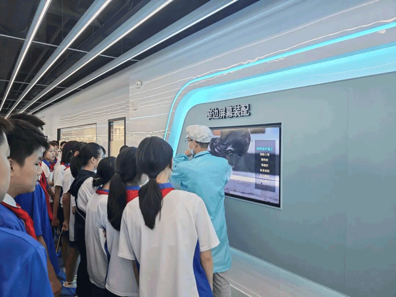 漫步展厅 读懂本土科创成长故事 2.gif