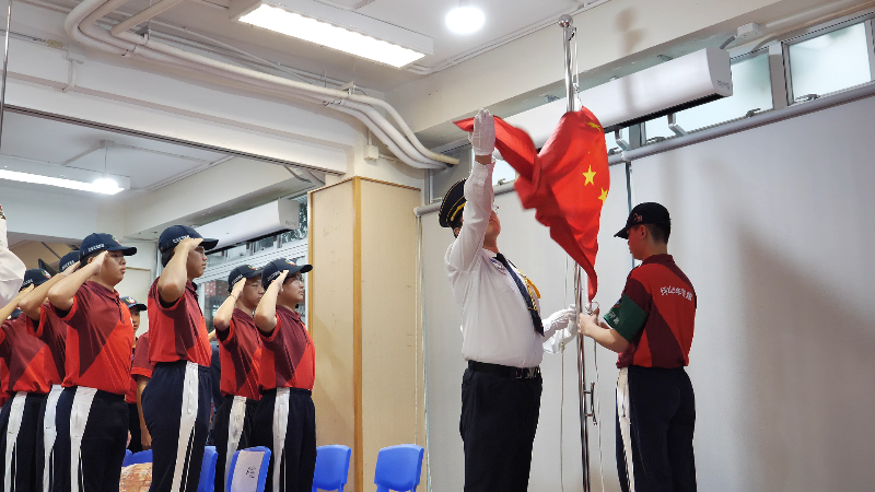 深港同心,青春同行——坪山少年警营赴港交流访问活动纪实 升旗.png