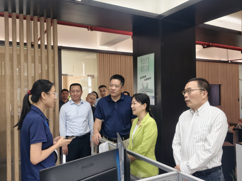 慰问深圳市极成光电有限公司在岗残疾职工 ea86c0ae6024bcdde3247bb256845356.jpg