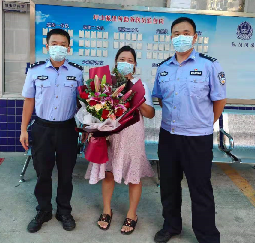 坪山警方追回被盗手机，群众送鲜花致谢