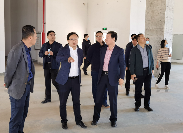 坪山区工业和信息化局局长李萌调研百泰黄金珠宝大厦
