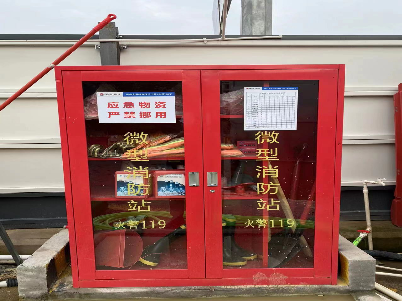 图4：储备雨靴等防汛应急物资