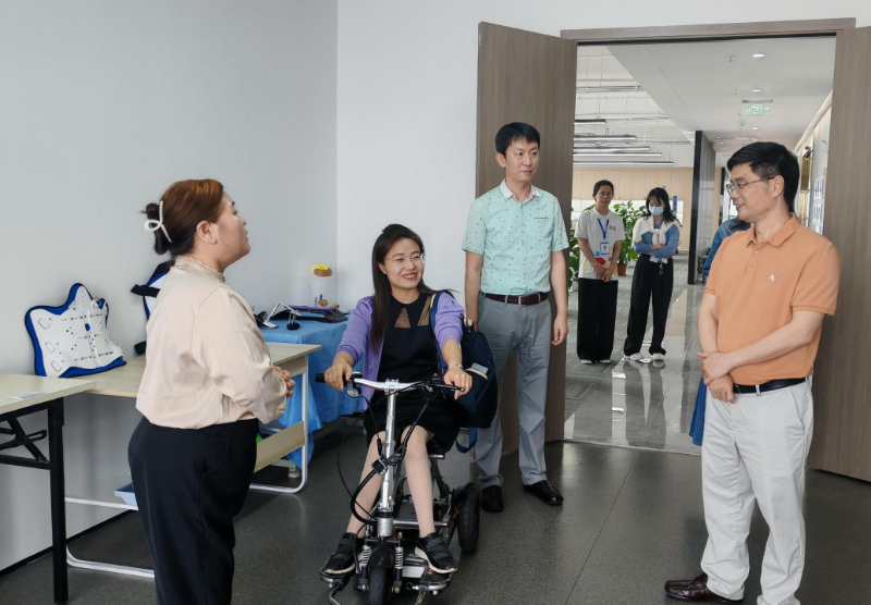 张莹莹一行参观大湾区辅助器具创新中心.jpg