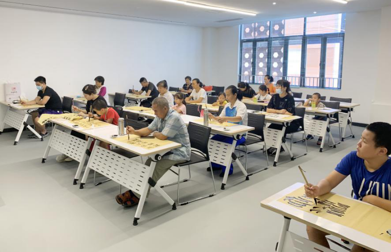学员们正在聚精会神的练习书法