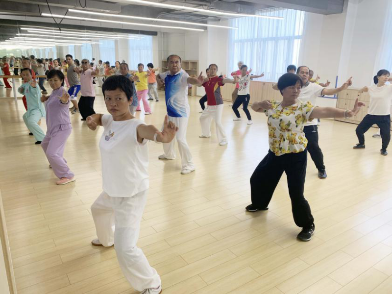 学员正在认真学习太极拳