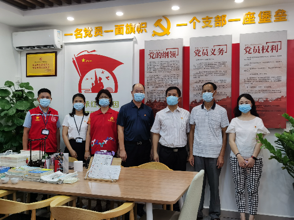 在“红星学堂”家庭式党校走访慰问退役军人老党员潘运财