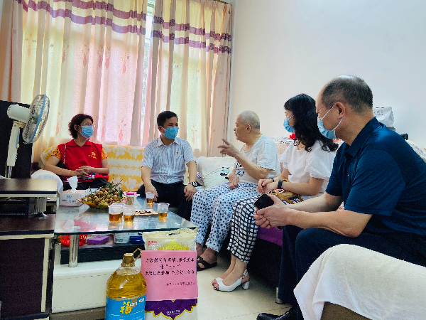 走访慰问东纵烈士遗属何云开（老党员）