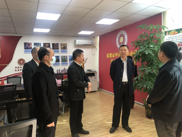 张悦华局长实地查看坪山街道退役军人服务站建设情况.jpg