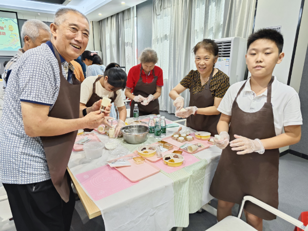 新和社区举办“情暖老兵，爱满中秋”月饼DIY活动