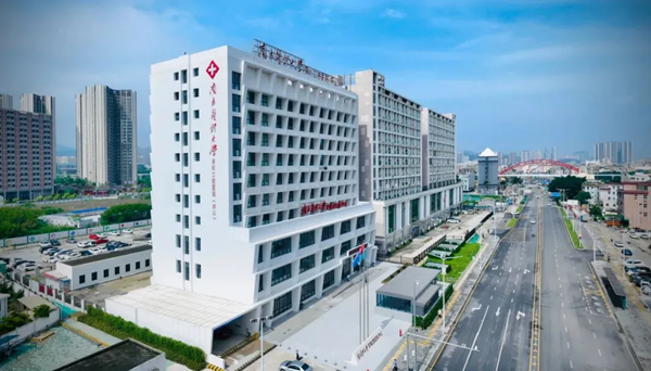 2023年，位于坪山区的南方医科大学深圳口腔医院（坪山）率先应用两款领先的种植牙机器人。