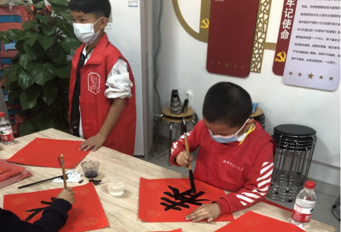志愿者书写春联