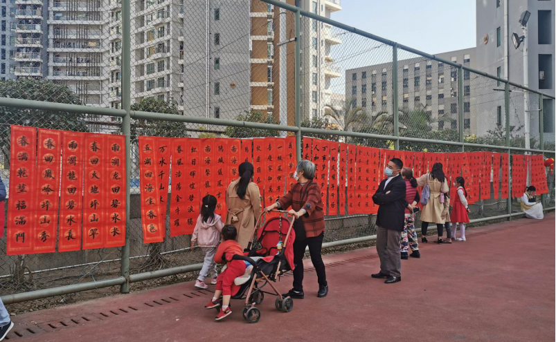 住户挑选心仪的春联