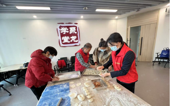 志愿者们包饺子